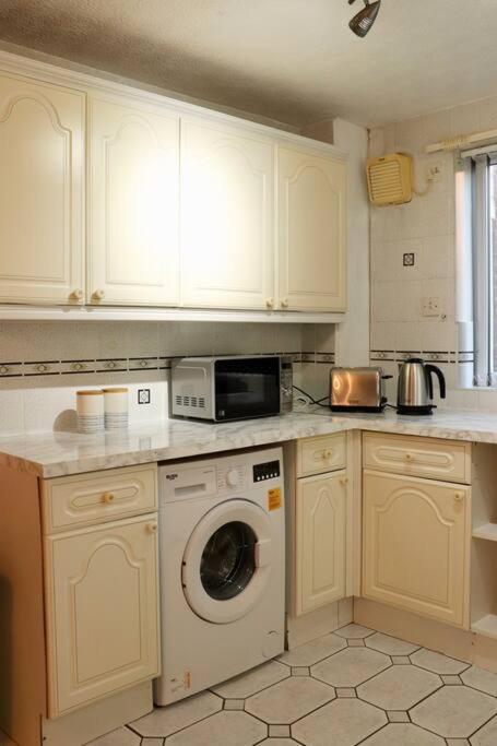 Lovely Staycation With Family Free Parking & Wifi Leeds  Zewnętrze zdjęcie