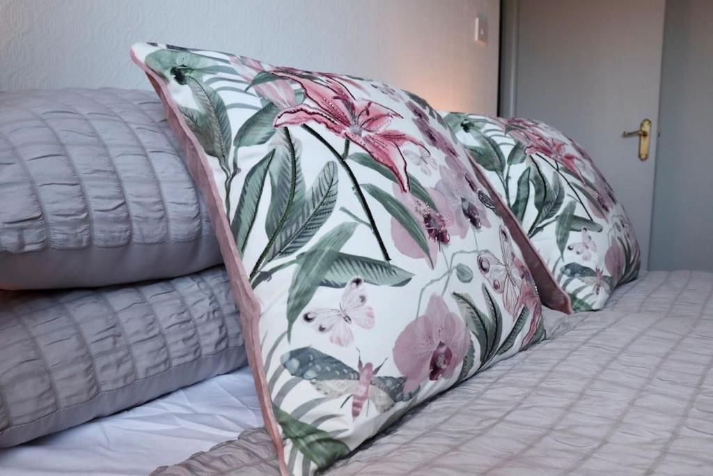 Lovely Staycation With Family Free Parking & Wifi Leeds  Zewnętrze zdjęcie