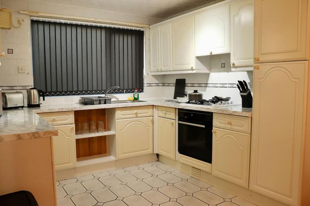 Lovely Staycation With Family Free Parking & Wifi Leeds  Zewnętrze zdjęcie