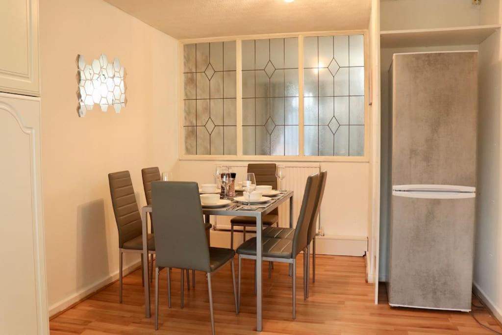 Lovely Staycation With Family Free Parking & Wifi Leeds  Zewnętrze zdjęcie